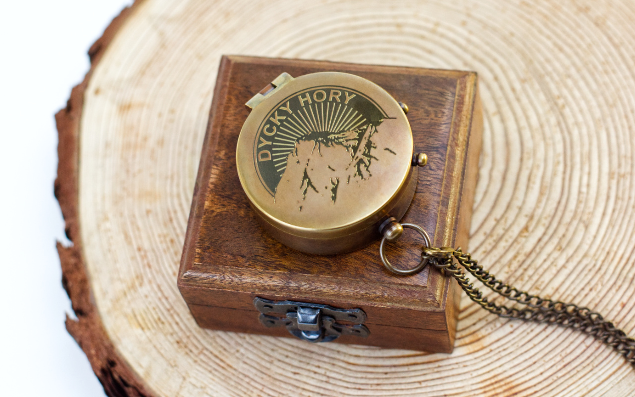 Kompas v kazetě "Dycky hory" s vlastním gravírováním 3 Obrázek galerie kompas dycky hory
