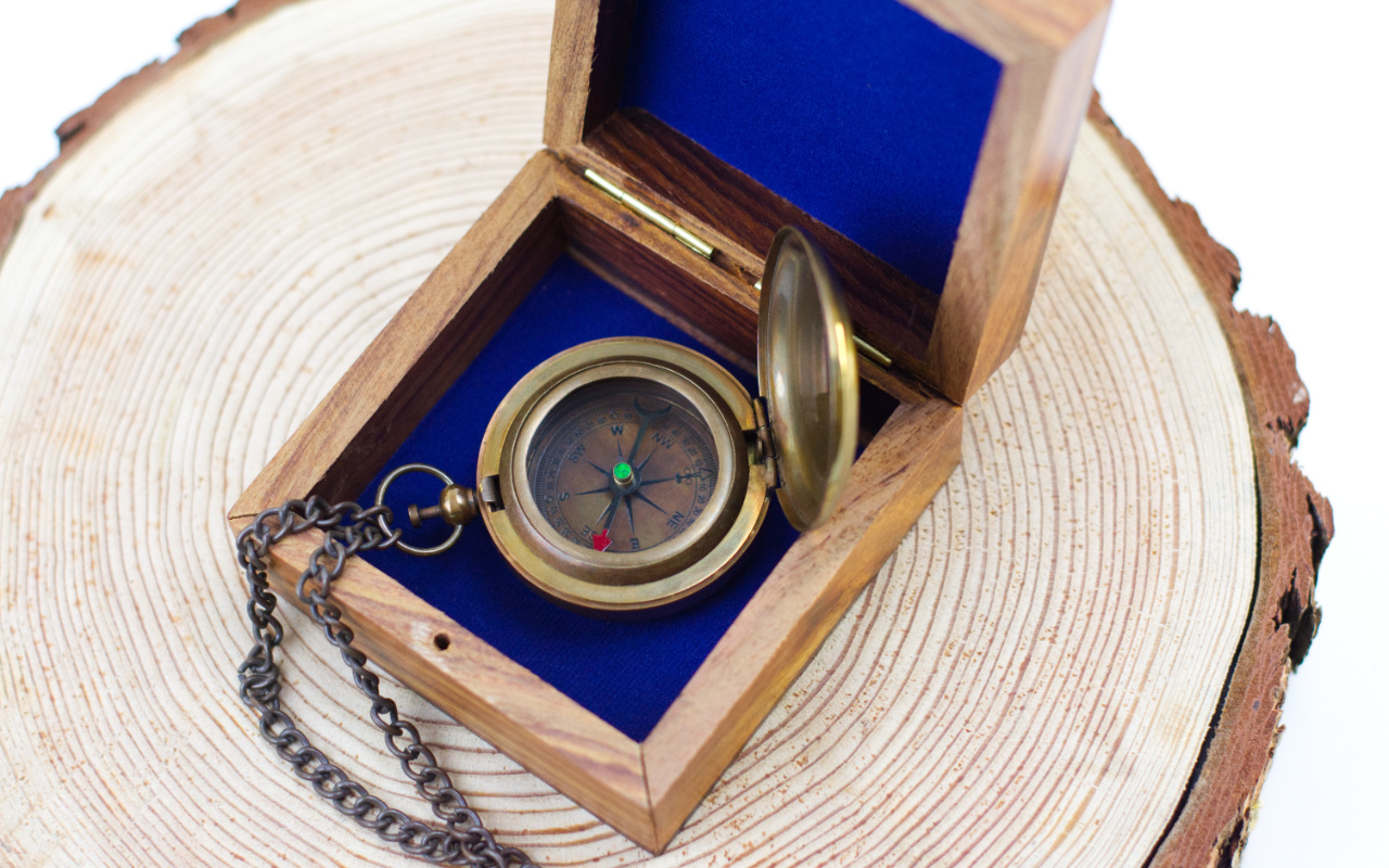 Malý kompas v kazetě s vlastním gravírováním 1 Obrázek galerie maly kompas 07