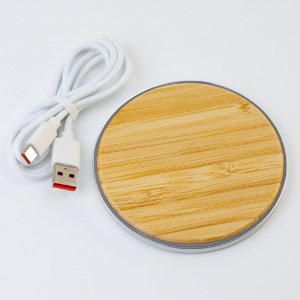 Bezdrátová bambusová nabíječka s vlastním gravírováním