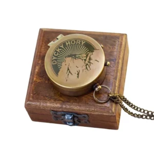 Kompas v kazetě "Dycky hory" s vlastním gravírováním