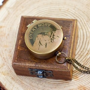 Kompas v kazetě "Dycky hory" s vlastním gravírováním