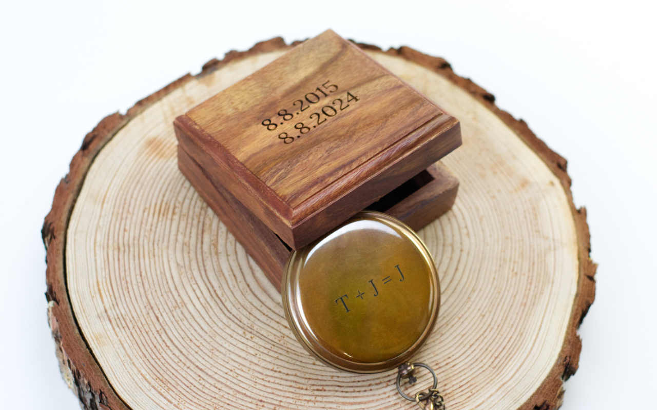 Vintage kompas v dřevěné kazetě s vlastním gravírováním 3 Obrázek galerie kompas2.1