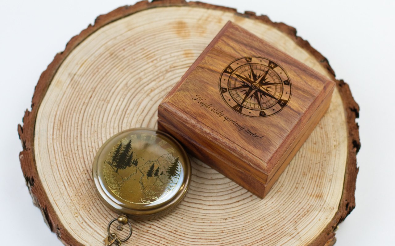 Vintage kompas v dřevěné kazetě s vlastním gravírováním 2 Obrázek galerie kompas2.2
