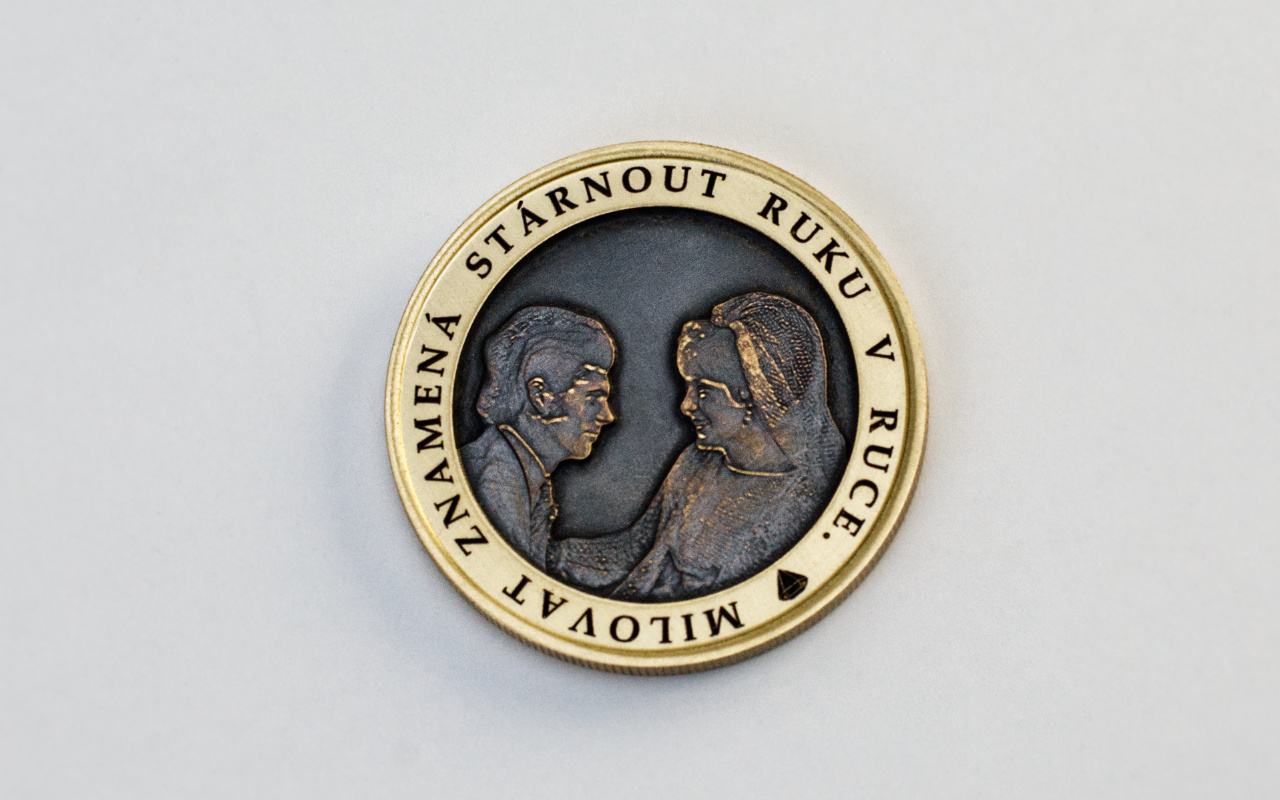 Pamětní mince v dřevěné kazetě s vlastním návrhem 4 Obrázek web mince zlata.svatba