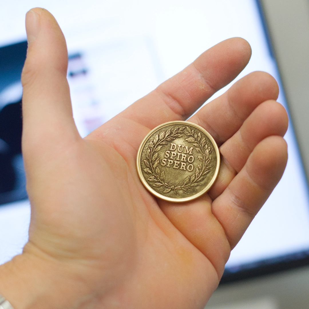 3D Pamětní mince s citátem "Dum spiro spero" 2 3D Pamětní mince s citátem "Dum spiro spero" - Image 2