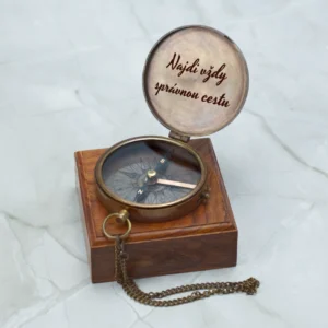 Velký otevírací kompas v dřevěné kazetě s krajinou a citátem