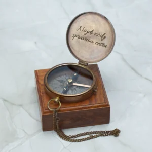 Velký otevírací kompas v dřevěné kazetě s krajinou a citátem