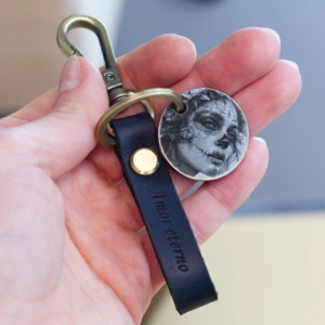 Kožená klíčenka s mincí a vlastním gravírováním