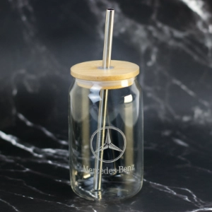 Sklenice s brčkem a bambusovým víčkem s gravírováním