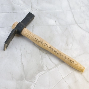 Kladívko na poklepání základního kamene s vlastním gravírováním