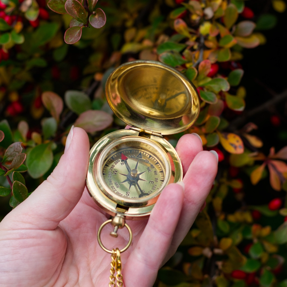 Zlatý kompas v dřevěné kazetě s krajinou a citátem o lásce 4 Zlatý kompas v dřevěné kazetě s krajinou a citátem o lásce - Image 4