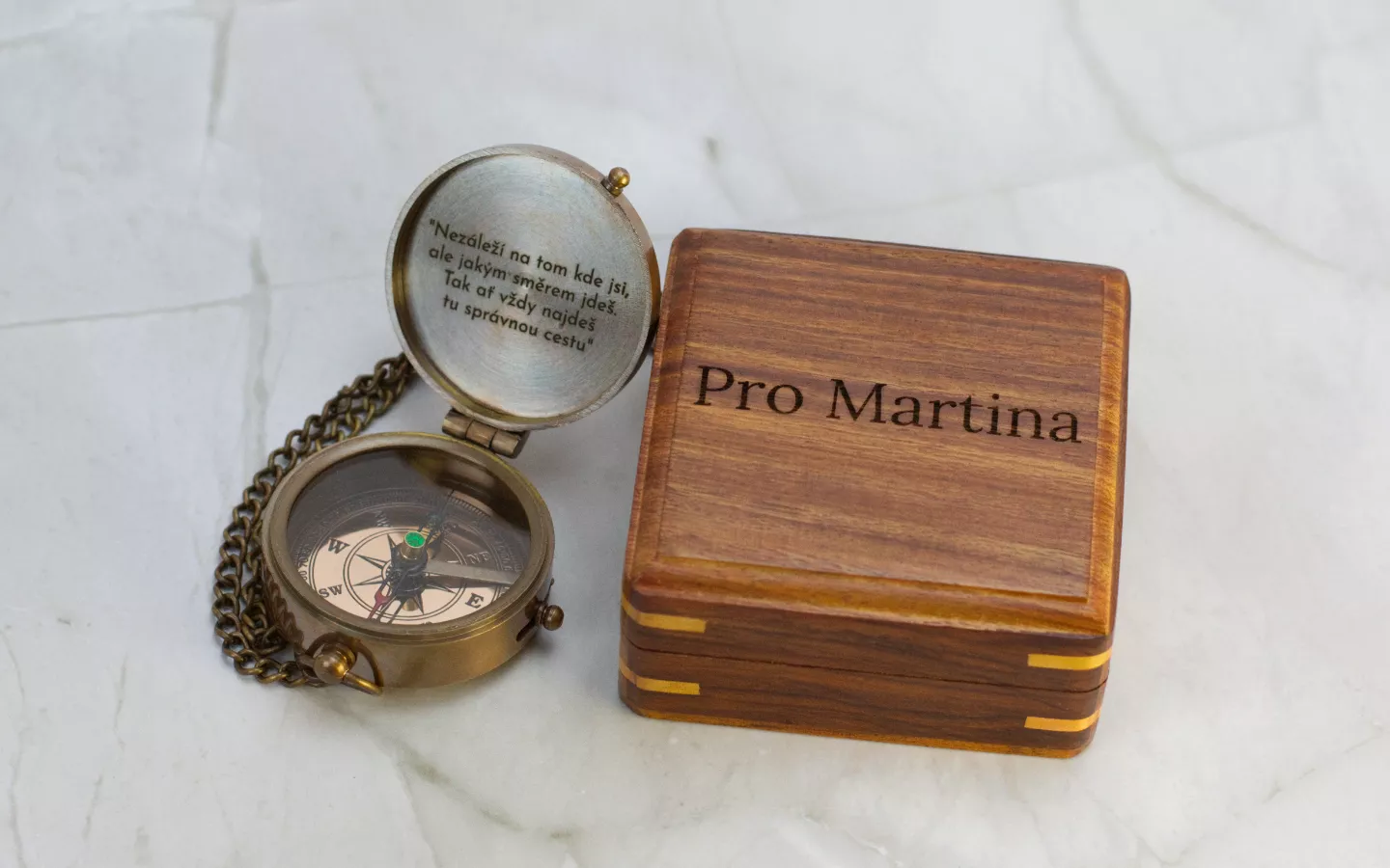 Kompas v dřevěné kazetě s vlastním gravírováním 10 Obrázek galerie kompas01 namiru