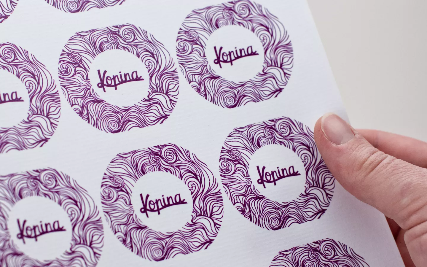 Strukturované kulaté nálepky s vlastním návrhem 1 Obrázek galerie strukturovane samolepky1