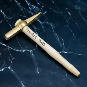 Zlaté kladívko na poklepání základního kamene s vlastním gravírováním