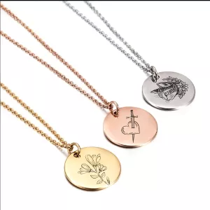 Náhrdelník s kulatým přívěskem s vlastním gravírováním