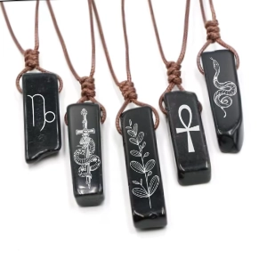 Náhrdelník s obsidiánem a vlastním gravírováním