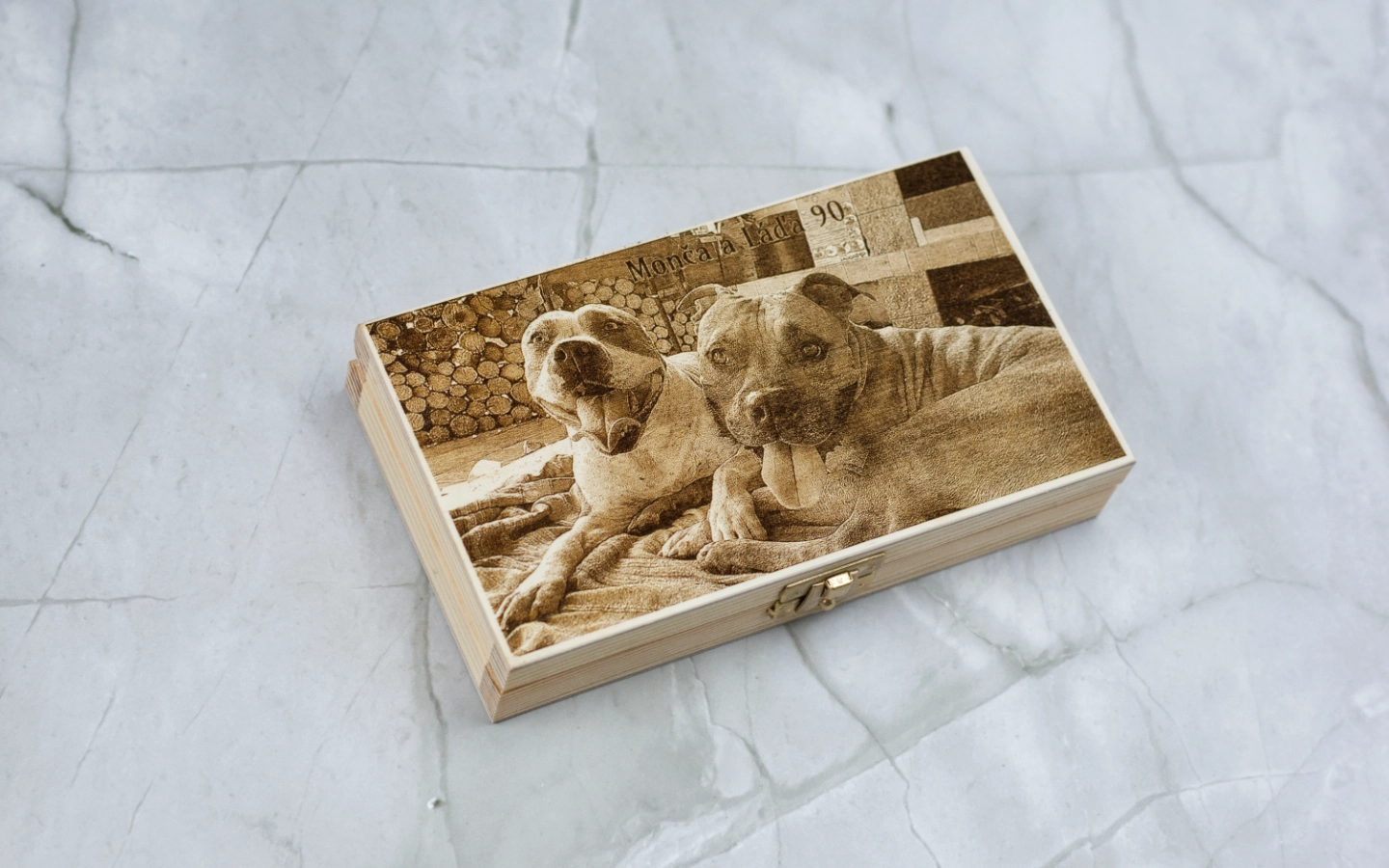 Dřevěná krabička na peníze s gravírováním 3 Obrázek galerie box bankovky foto1