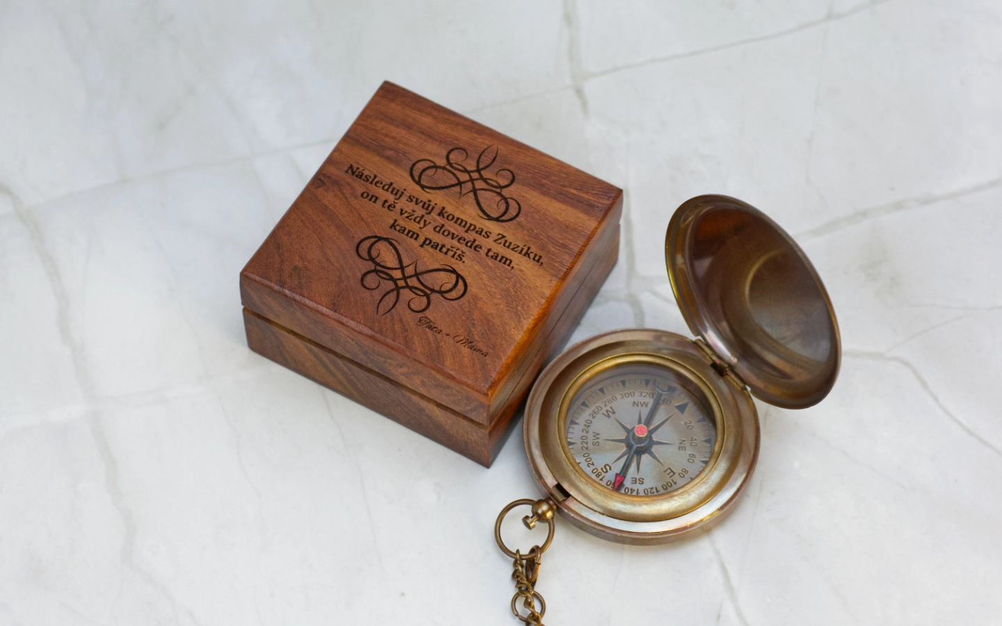 Vintage kompas v dřevěné kazetě s vlastním gravírováním 1 Obrázek galerie kompas2.3