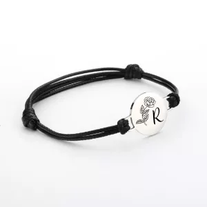 Náramek s černým provázkem s gravírováním na míru