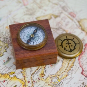 Malý dobrodružný kompas v kazetě s vlastním gravírováním