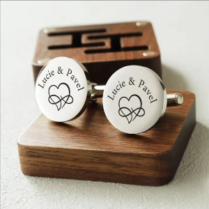 Manžetové knoflíčky s dřevěným boxem a gravírováním