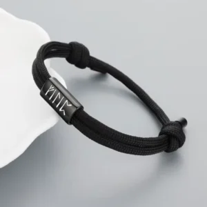 Náramek s černým provázkem s gravírováním na míru