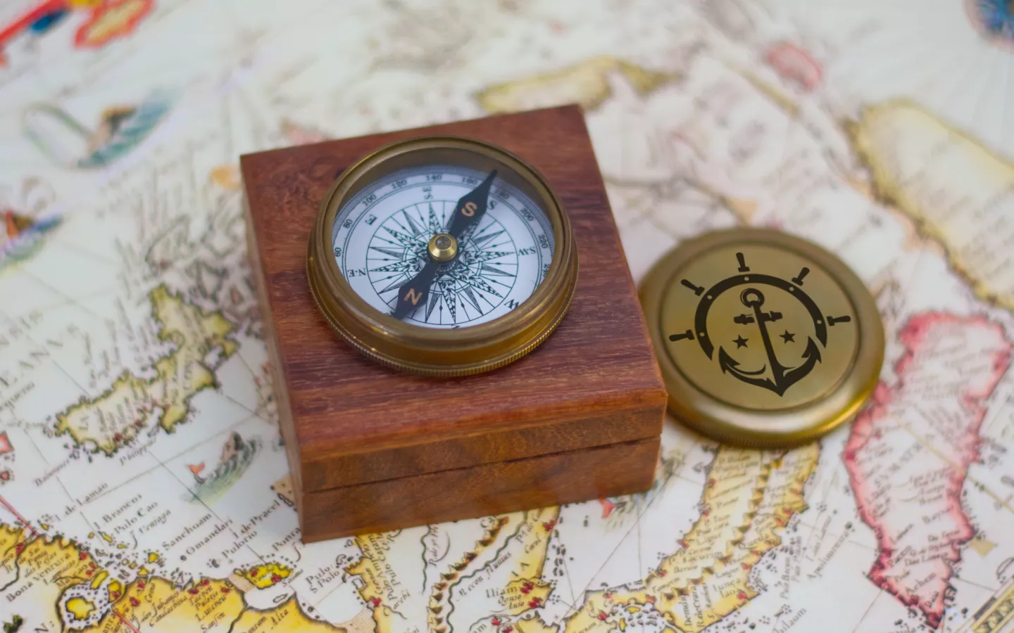 Malý dobrodružný kompas v kazetě s vlastním gravírováním 2 Obrázek galerie maly kompas dobrodruh