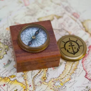 Malý dobrodružný kompas v kazetě s vlastním gravírováním