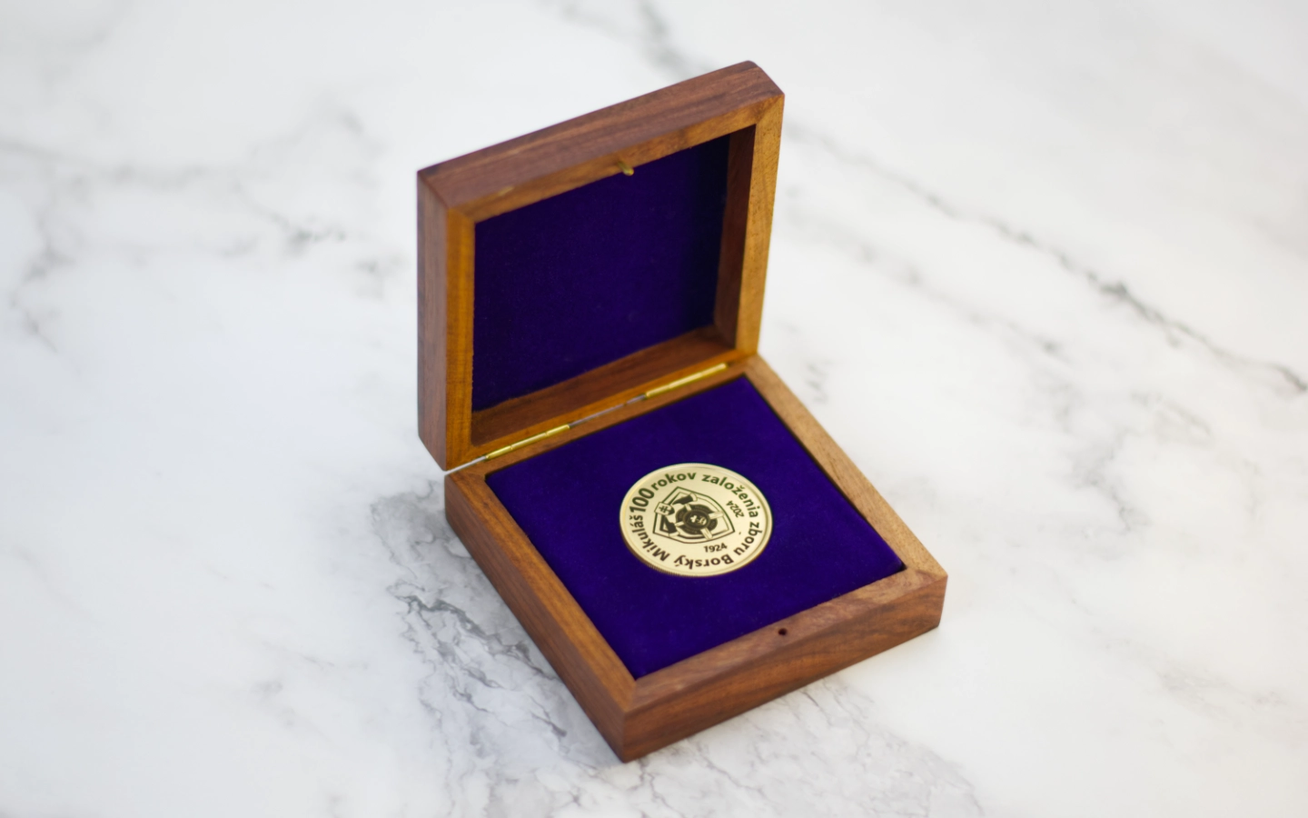 Pamětní mince v dřevěné kazetě s vlastním návrhem 1 Obrázek galerie mince