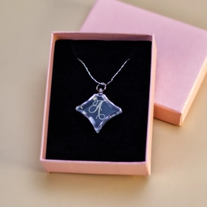 Skleněný náhrdelník s vlastním gravírováním