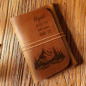 Kožený obal na pas s vlastním gravírováním