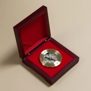 Zlatý kompas v červené kazetě s vlastním gravírováním