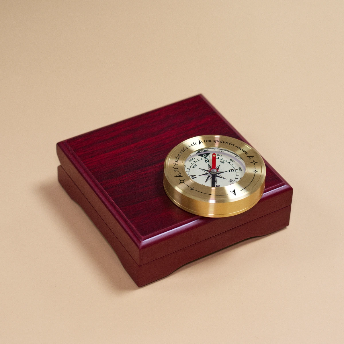 Zlatý kompas v červené kazetě „Ať tě srdce vždy vede tím správným směrem.“ 2 Zlatý kompas v červené kazetě „Ať tě srdce vždy vede tím správným směrem.“ - Image 2