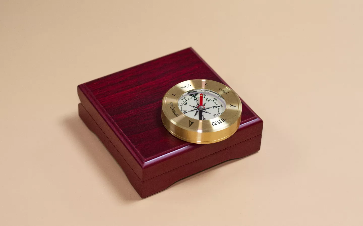 Zlatý kompas v červené kazetě „Najdi vždy správnou cestu“ 4 Obrázek galerie kompas cervena kazeta2
