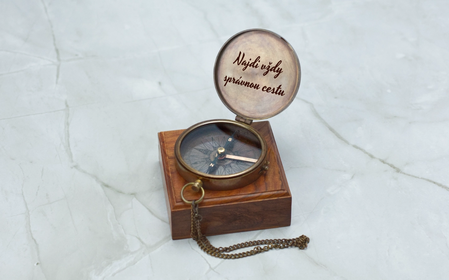 Velký otevírací kompas v dřevěné kazetě s krajinou a citátem 4 Obrázek galerie kompas citat06