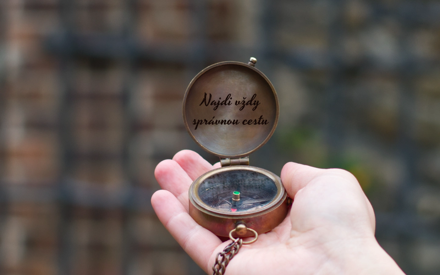 Kompas v dřevěné kazetě s krajinou a citátem 7 Obrázek galerie kompas najdi cestu