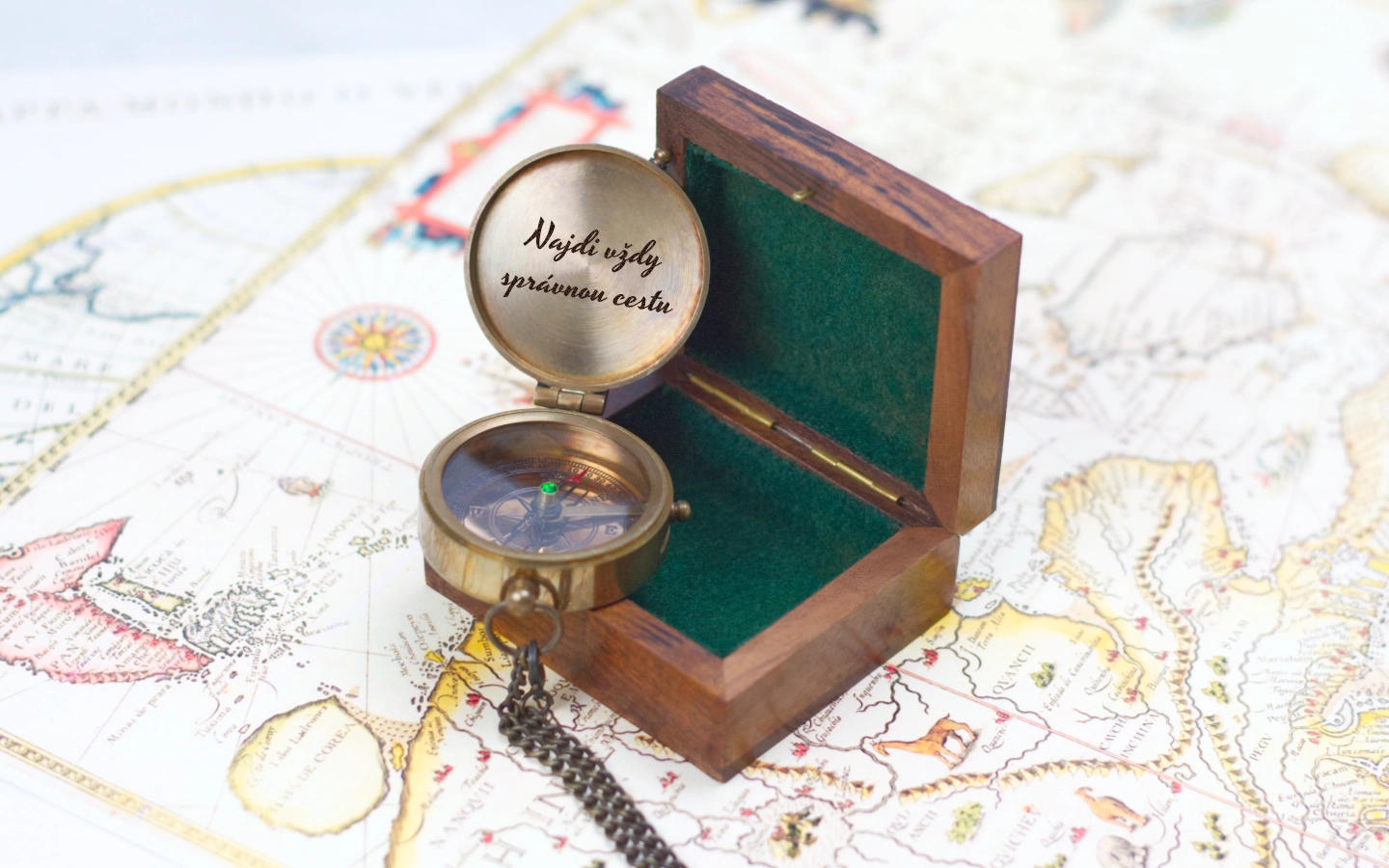 Kompas v dřevěné kazetě s krajinou a citátem 8 Obrázek galerie kompas najdi cestu1