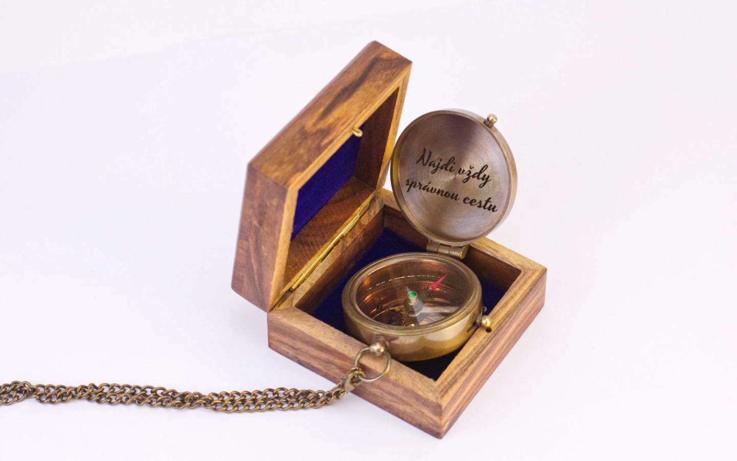 Kompas v dřevěné kazetě s krajinou a citátem 9 Obrázek galerie kompas najdi cestu2