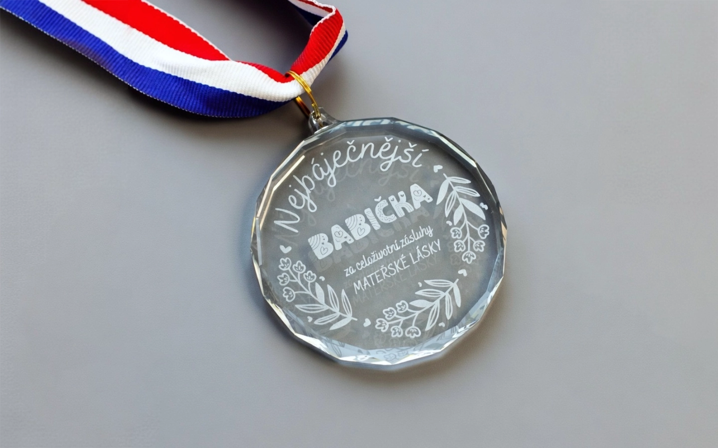 Skleněná medaile s fazetou a vlastním návrhem 1 Obrázek galerie medaile sklo1