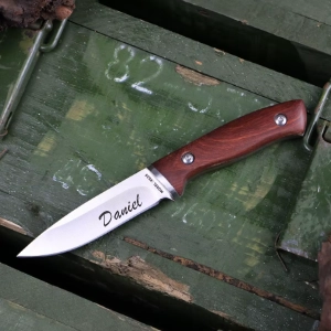 Lovecký nůž s dřevěnou rukojetí a PU pouzdrem s gravírováním