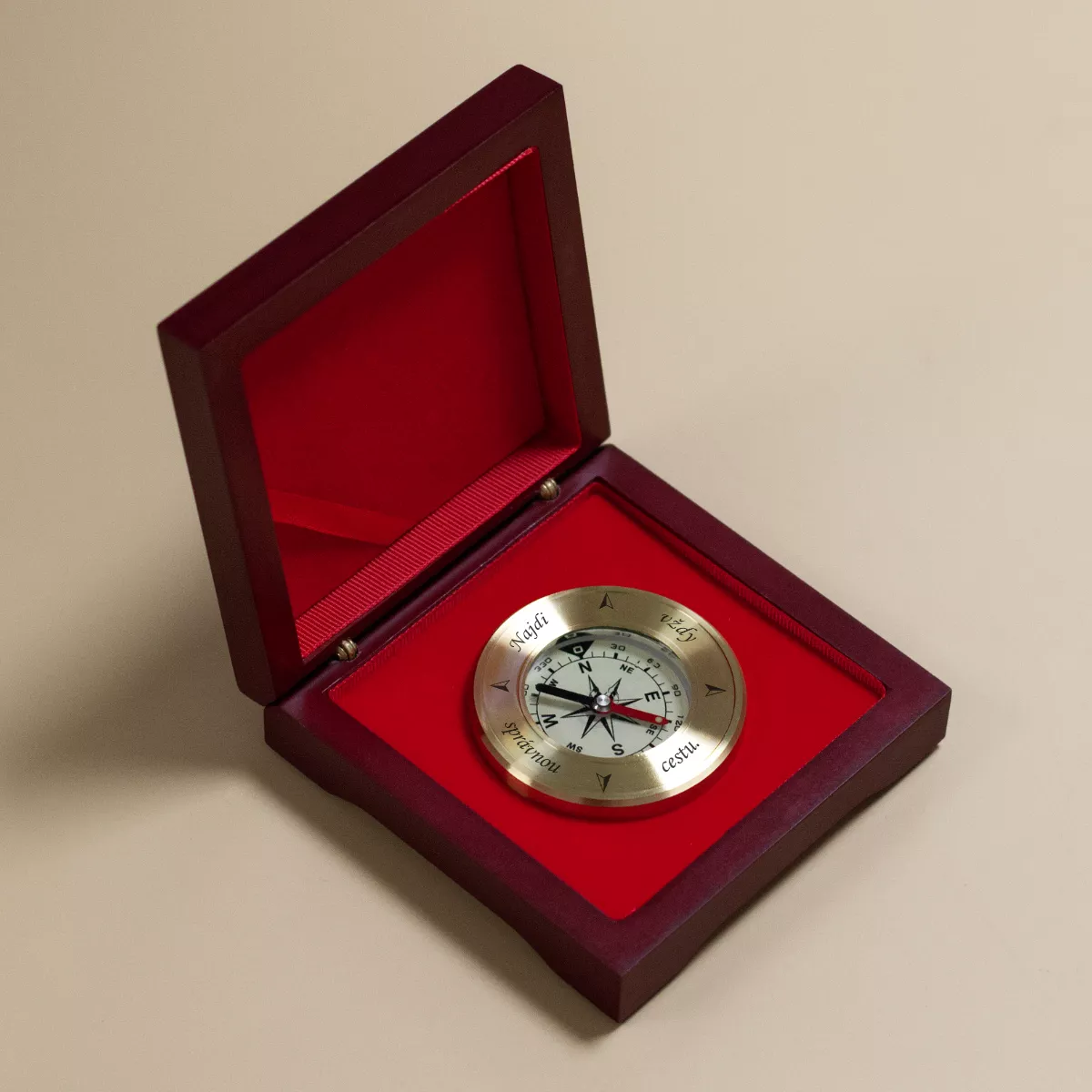 Zlatý kompas v červené kazetě „Najdi vždy správnou cestu“ 1 Zlatý kompas v červené kazetě „Najdi vždy správnou cestu“