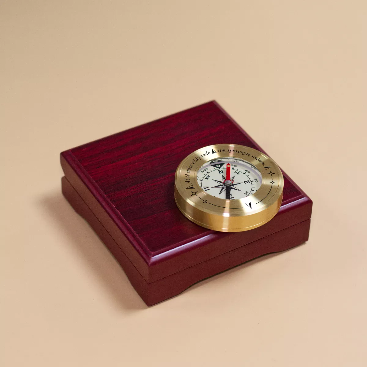 Zlatý kompas v červené kazetě „Ať tě srdce vždy vede tím správným směrem.“ 2 Zlatý kompas v červené kazetě „Ať tě srdce vždy vede tím správným směrem.“ - Image 2