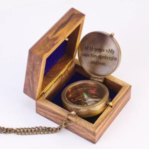 Kompas v dřevěné kazetě "Ať tě srdce vždy vede tím správným směrem."