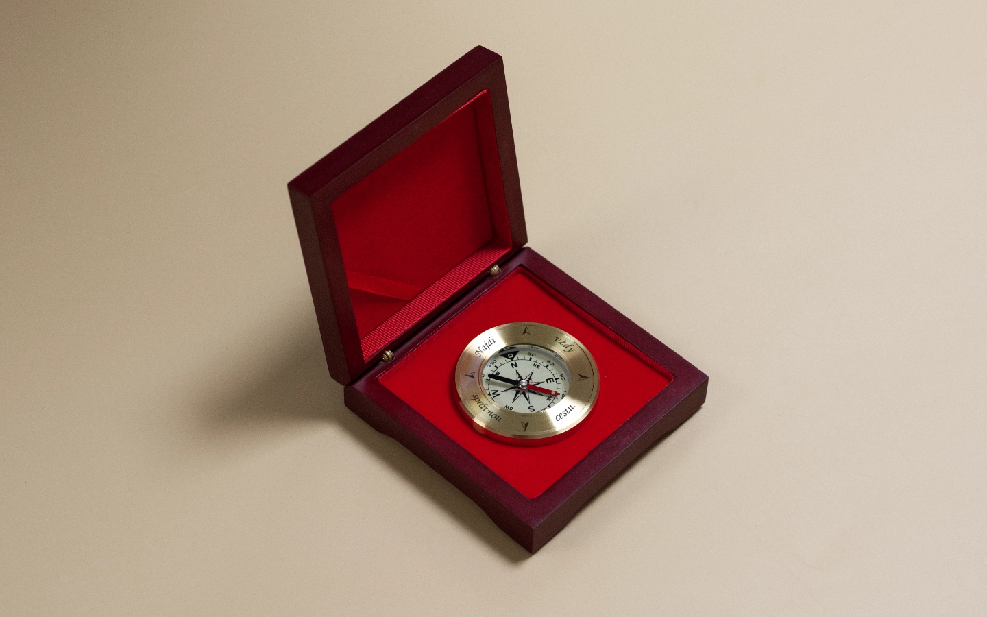 Zlatý kompas v červené kazetě „Najdi vždy správnou cestu“ 3 Obrázek galerie kompas cervena kazeta1