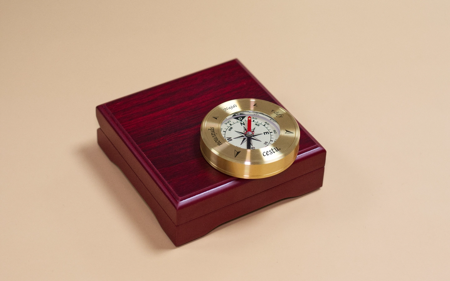 Zlatý kompas v červené kazetě „Najdi vždy správnou cestu“ 4 Obrázek galerie kompas cervena kazeta2