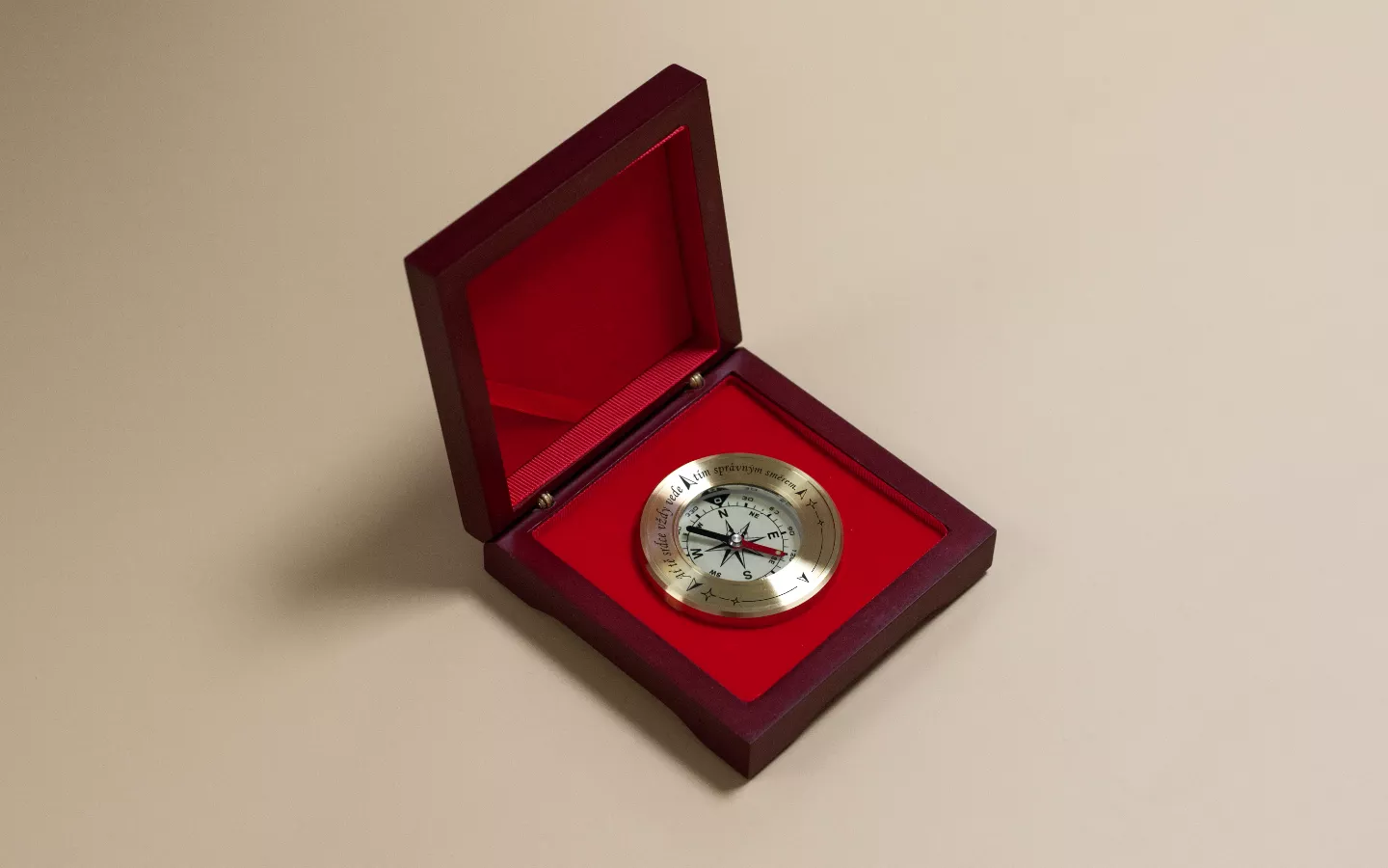 Zlatý kompas v červené kazetě s vlastním gravírováním 2 Obrázek galerie kompas cervena kazeta4