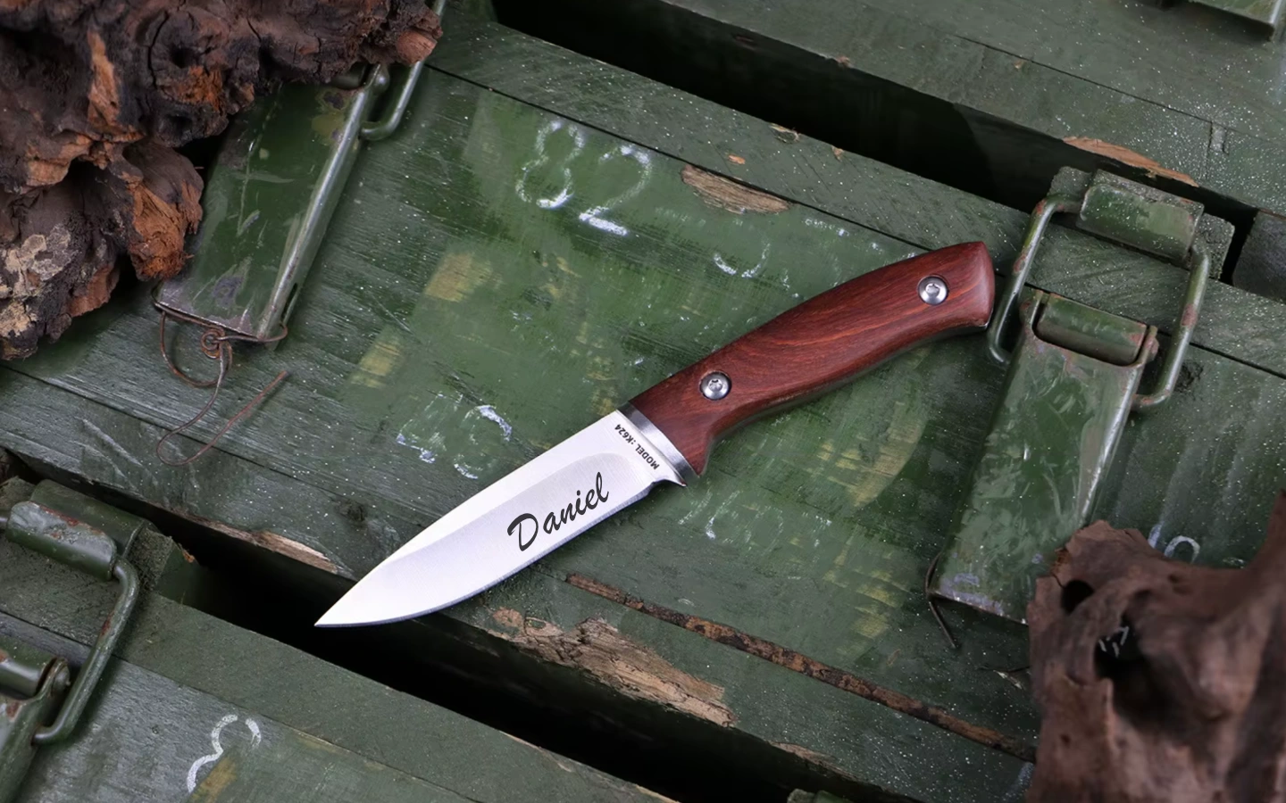 Lovecký nůž s dřevěnou rukojetí a PU pouzdrem s gravírováním 1 Obrázek galerie tactical CF