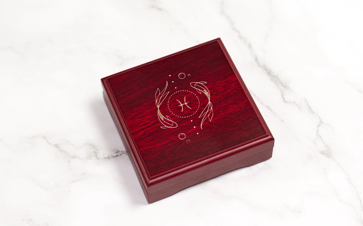 Zlatý kompas v červené kazetě s vlastním gravírováním 3 Obrázek galerie kompas cervena kazeta