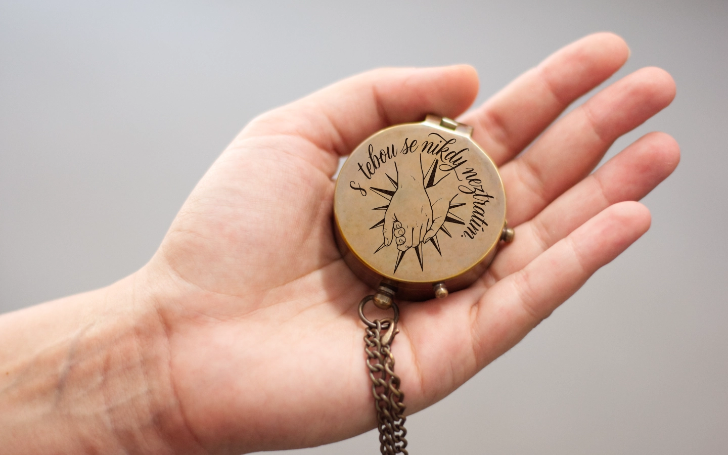 Kompas v dřevěné kazetě s krajinou „S tebou se nikdy neztratím.“ 2 Obrázek galerie kompas neztratim