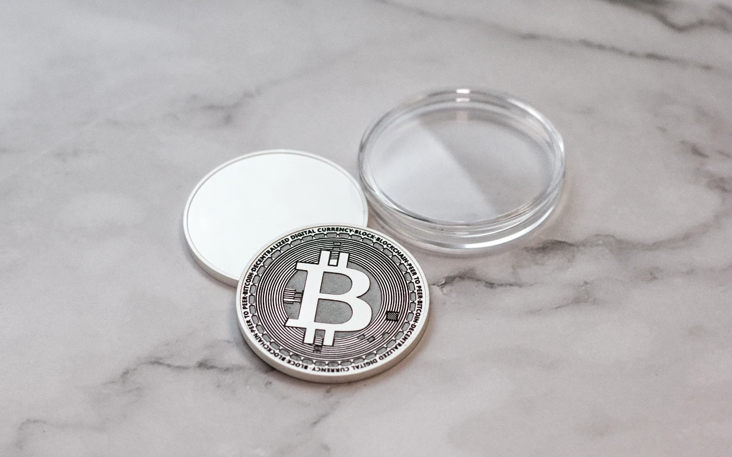 Exkluzivní stříbrná mince s gravírováním 2 Obrázek galerie masivni mince